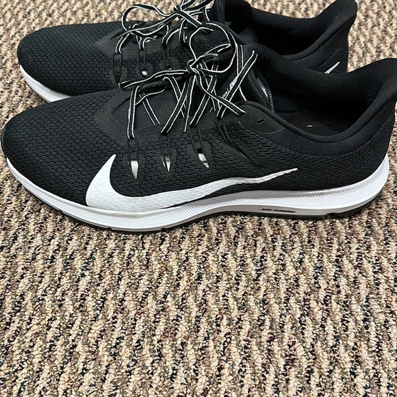 Never worn men’s black and white Nike Quest 2 'Black White' - Picture 8 of 11